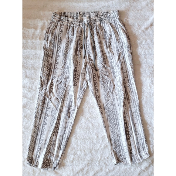 Like New Petite Style Me Lounge Off White Pants Gray Geo Pattern Size XL Petite - Picture 3 of 9